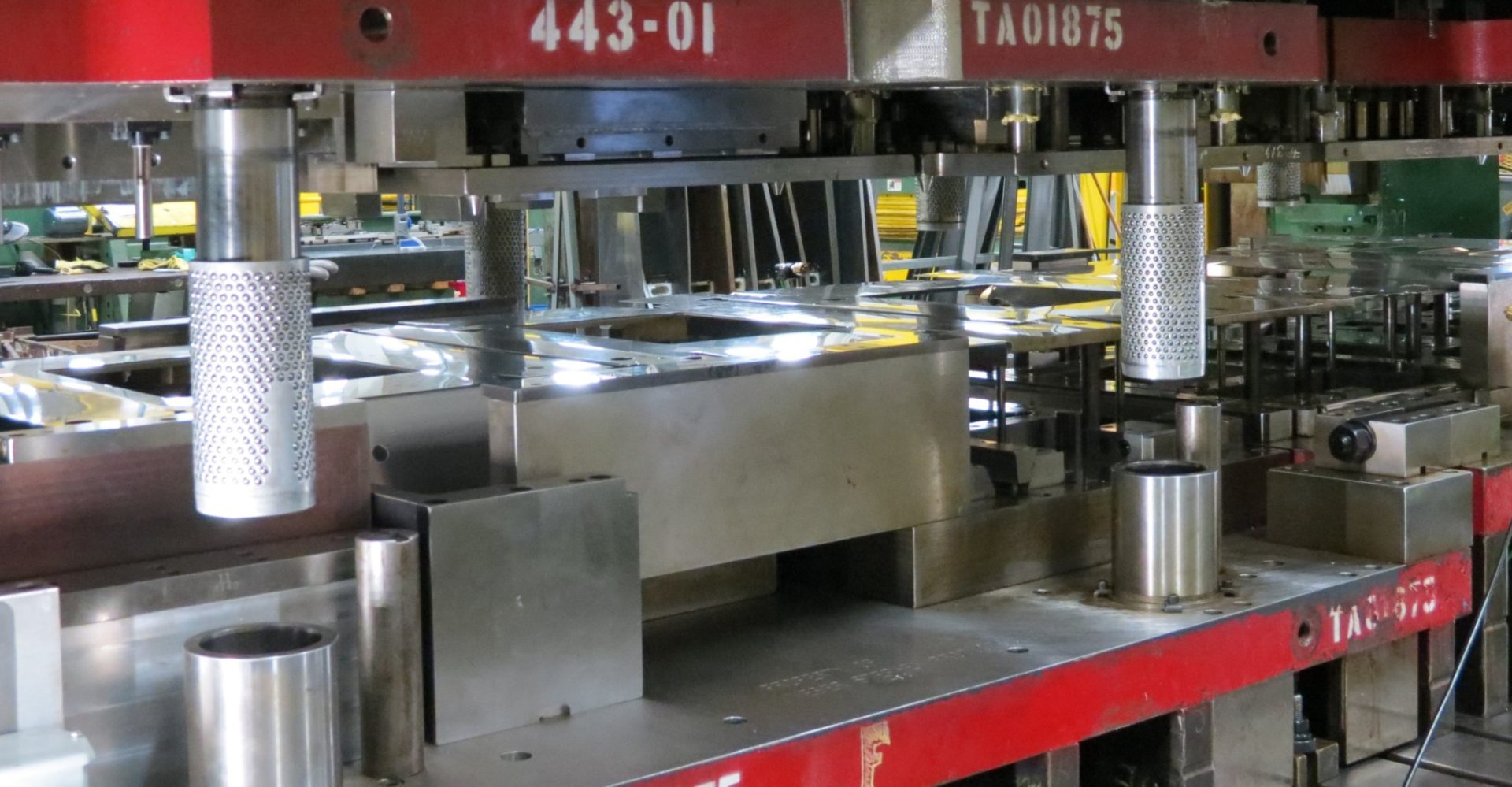 Producing five different metal parts with one stamping die